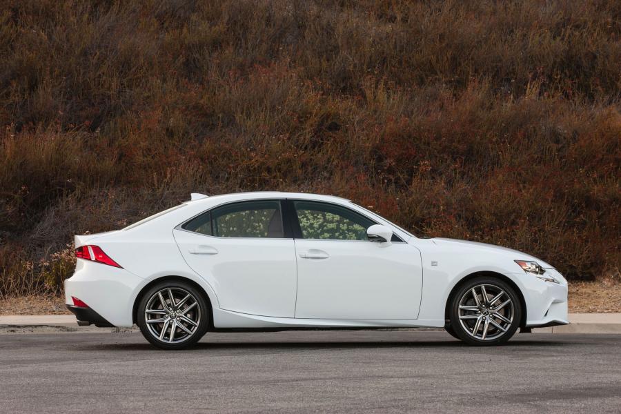  Lexus IS300 AWD F-Sport 2015 года  (фото 18 из 48)